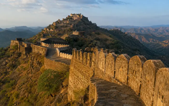Top forts and palaces in Rajasthan featuring the magnificent Kumbhalgarh Fort and its famous 36-kilometre wall.